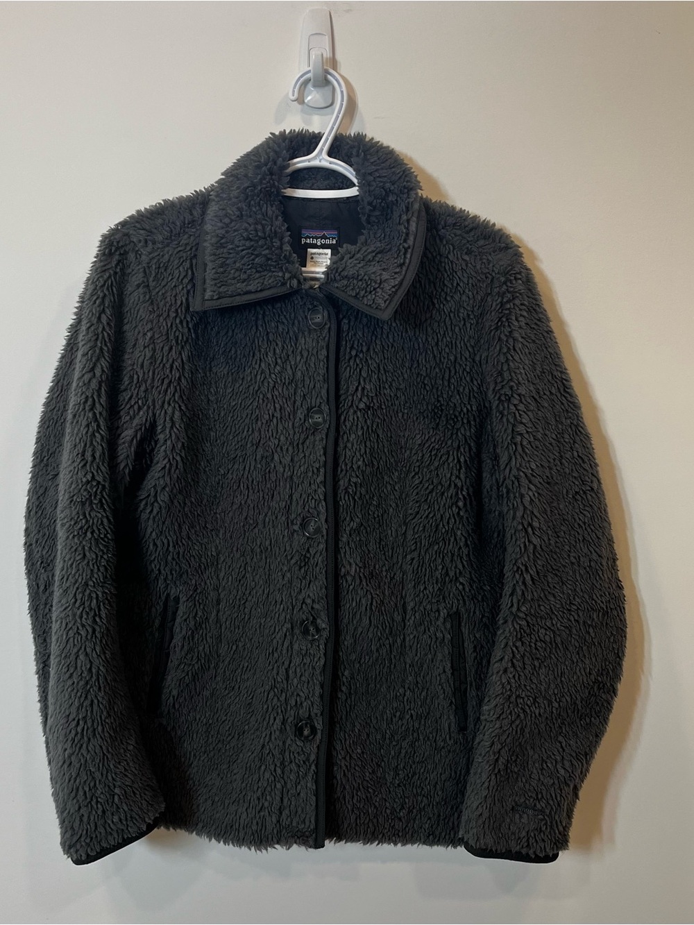 Patagonia Women’s Grey Sherpa-like Button-Front Jacket (L) pockets